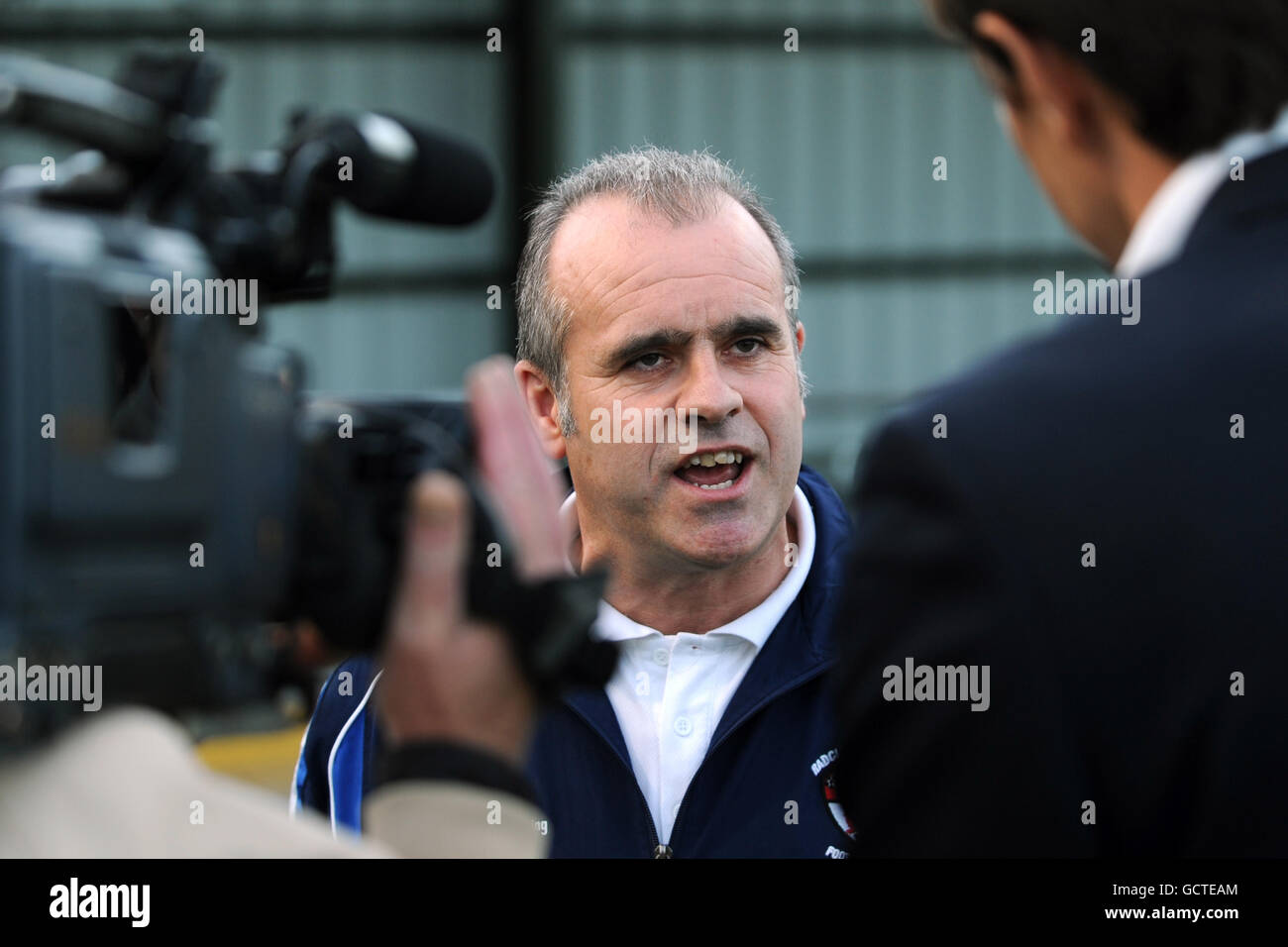 Jamie Brodie, Olympic Manager von Radcliffe, wird von Mitgliedern von interviewt Die Medien Stockfoto