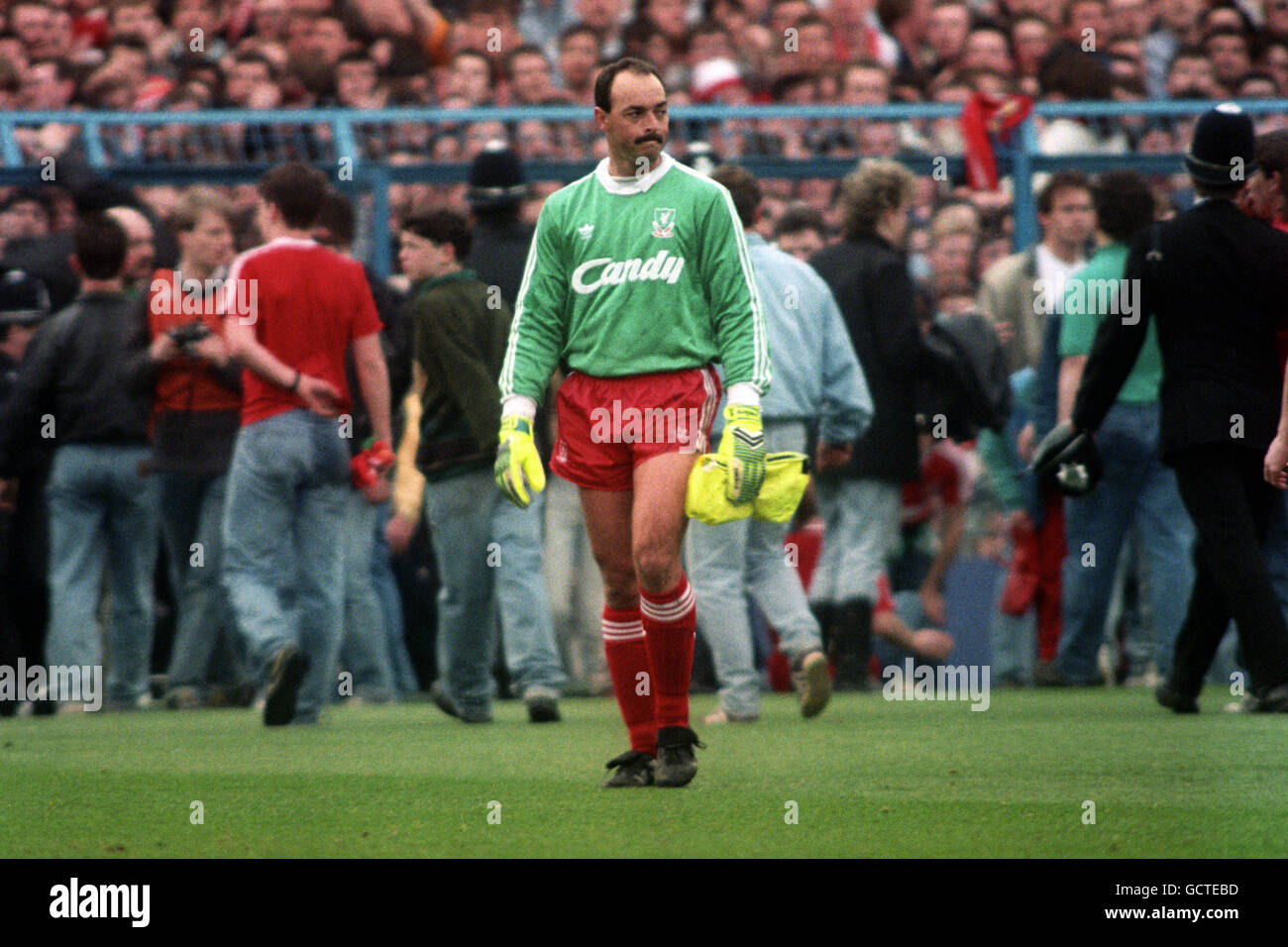 Liverpooler Torhüter Bruce Grobbelaar schaut ungläubig um den Boden, während sich die tragischen Ereignisse um ihn herum entwickeln. Insgesamt verloren 96 Personen ihr Leben, nachdem während des Spiels ein Gedränge aufgetreten war. Stockfoto