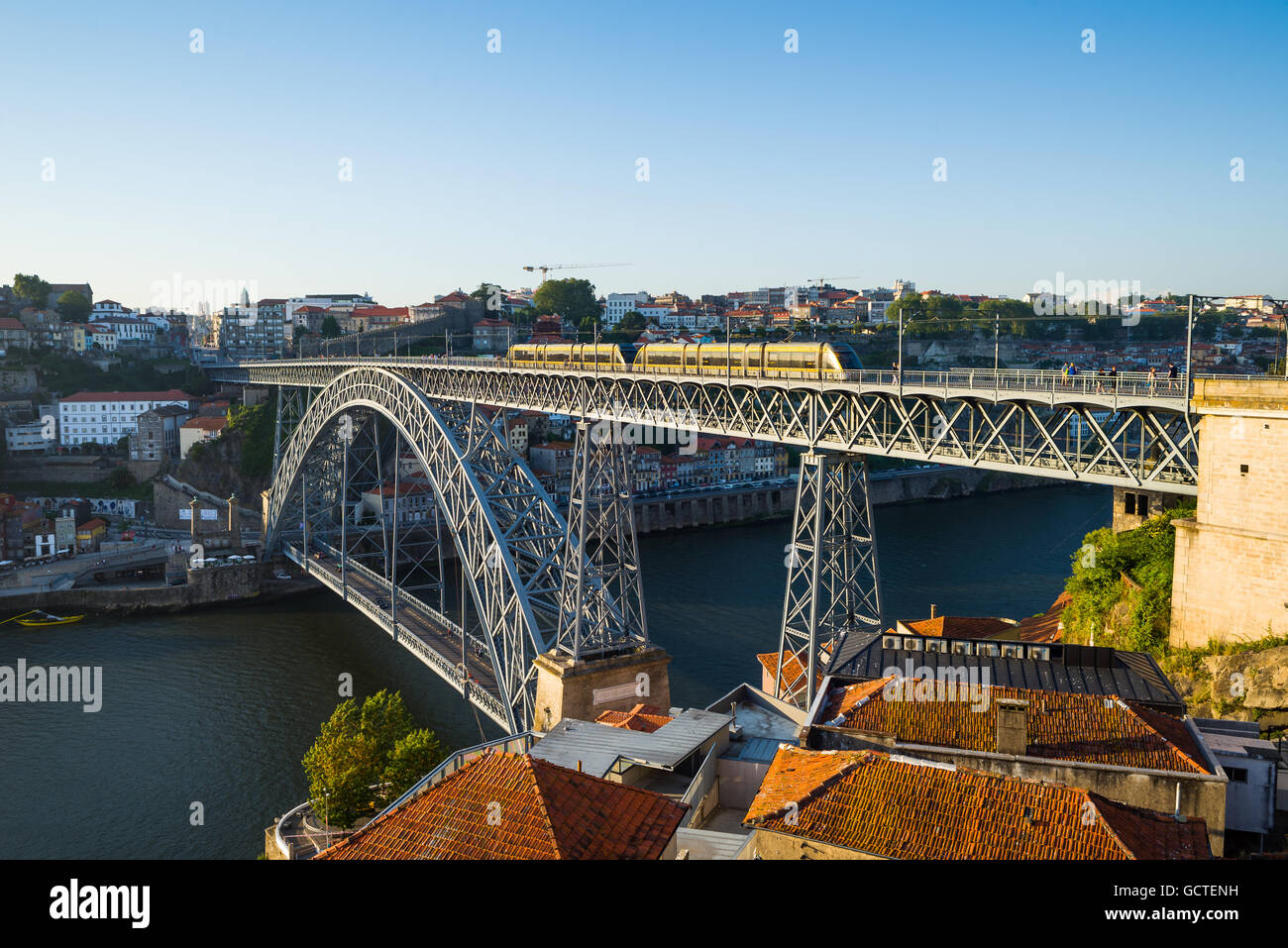 Metro Zug Kreuzung Dom Luis ich (oder Luiz ich) Brücke über den Fluss Douro in der Stadt Porto. Portugal Stockfoto