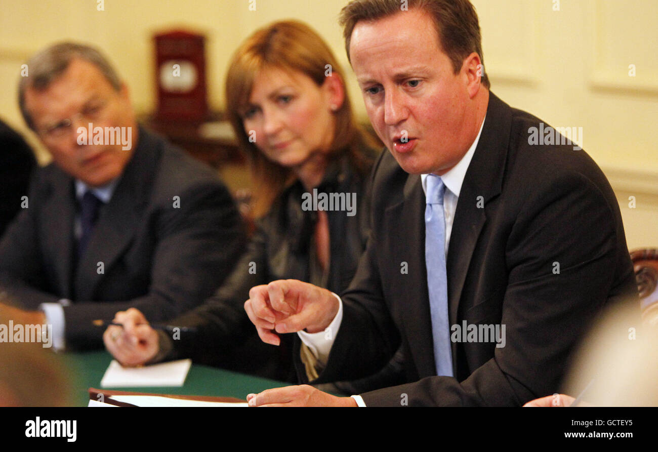 Premierminister David Cameron (Mitte) sitzt mit Judith McKenna von Asda und Sir Martin Sorrell von WPP bei einem Treffen mit Geschäftsführern in der Downing Street 10 im Zentrum von London. Stockfoto