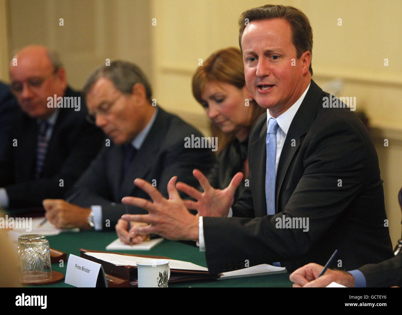 Premierminister David Cameron (Mitte) sitzt mit Judith McKenna von Asda, Sir Martin Sorrell von WPP und Andrew Morgan von Diageo Europe bei einem Treffen mit Wirtschaftsführern in der Downing Street 10 im Zentrum von London zusammen. Stockfoto