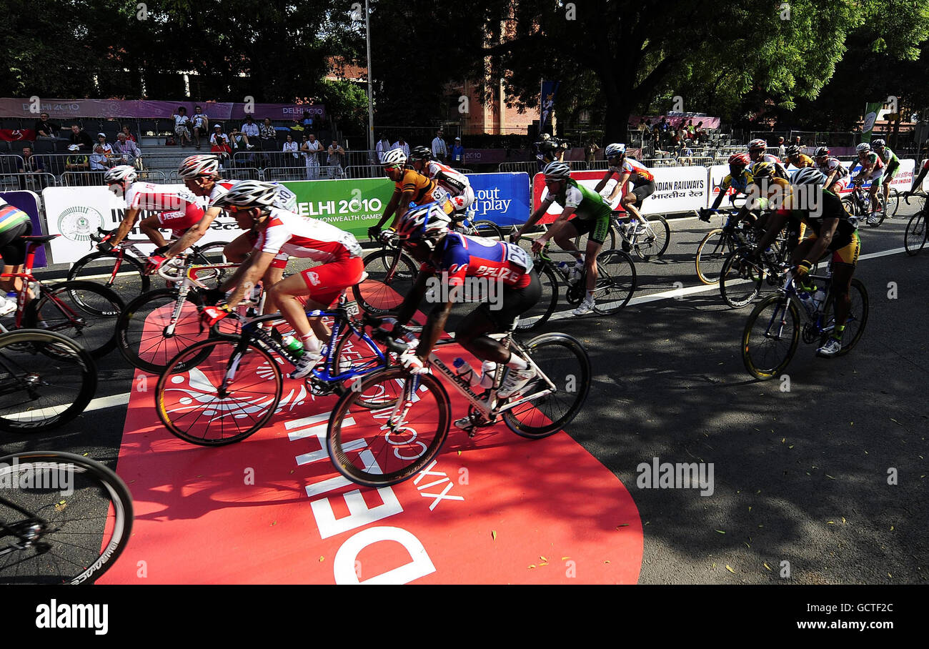 Der Engländer Simon Yeats (Nummer 32) beim 168 km langen Männer-Straßenrennen am siebten Tag der Commonwealth Games 2010 in New Dehli, Indien. Stockfoto