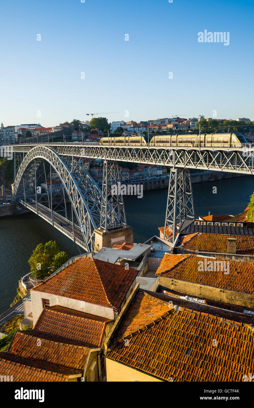 Metro Zug Kreuzung Dom Luis ich (oder Luiz ich) Brücke über den Fluss Douro in der Stadt Porto. Portugal. Stockfoto