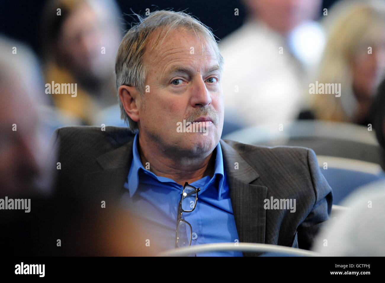 Soccer - FIFPro Symposium veranstaltet vom PFA - City of Manchester Stadium. Ein Delegierter hört sich eine Rede während des FIFPro Symposiums an Stockfoto