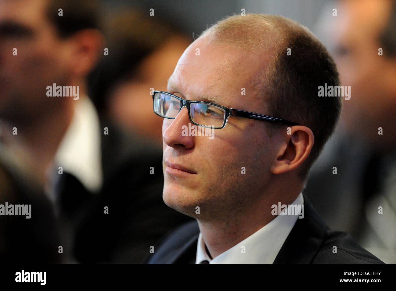 Soccer - FIFPro Symposium veranstaltet vom PFA - City of Manchester Stadium. Ein Delegierter hört sich eine Rede während des FIFPro Symposiums an Stockfoto