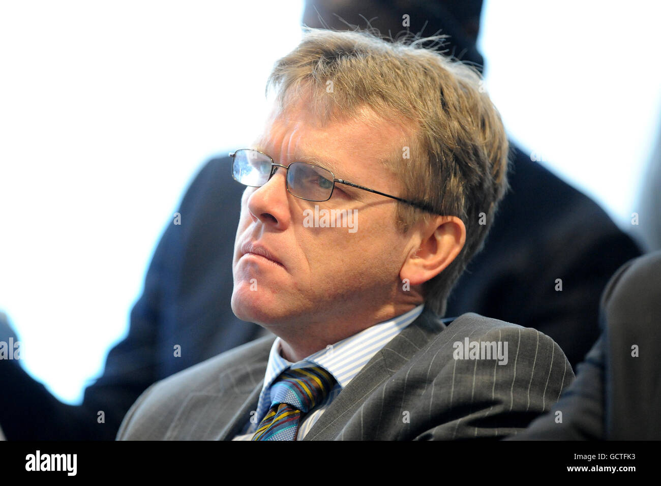 Soccer - FIFPro Symposium veranstaltet vom PFA - City of Manchester Stadium. Ein Delegierter hört sich eine Rede während des FIFPro Symposiums an Stockfoto