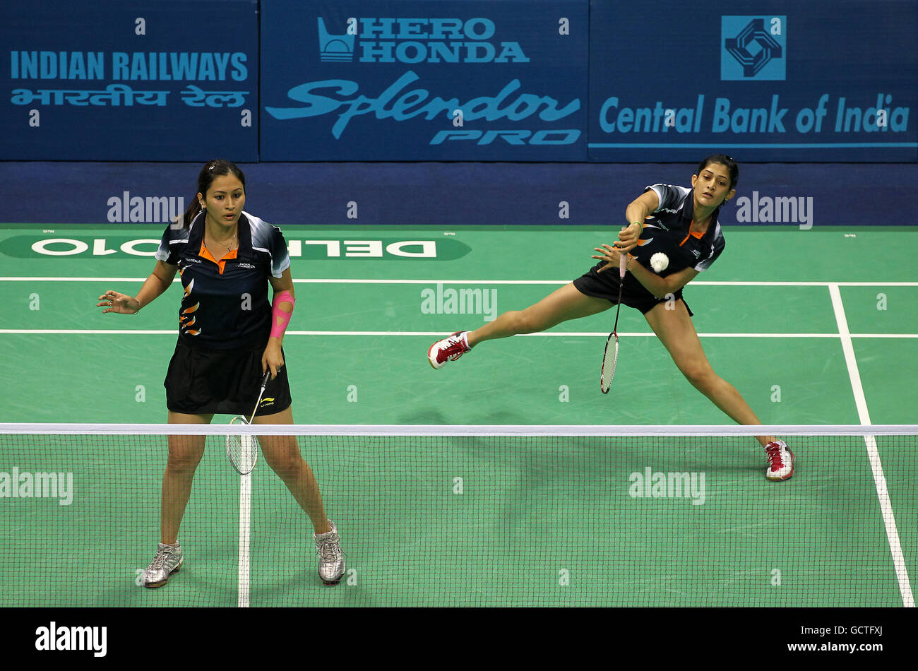 Die Inder Jwala Gutta und Ashwini Machimanda im Kampf gegen die Singapurer Lei Yao und Shinta Sari im Doppel-Finale der Damen des Badminton-Wettbewerbs am 11. Tag der Commonwealth Games 2010 im Siri Fort Sports Complex in Delhi, Indien Stockfoto