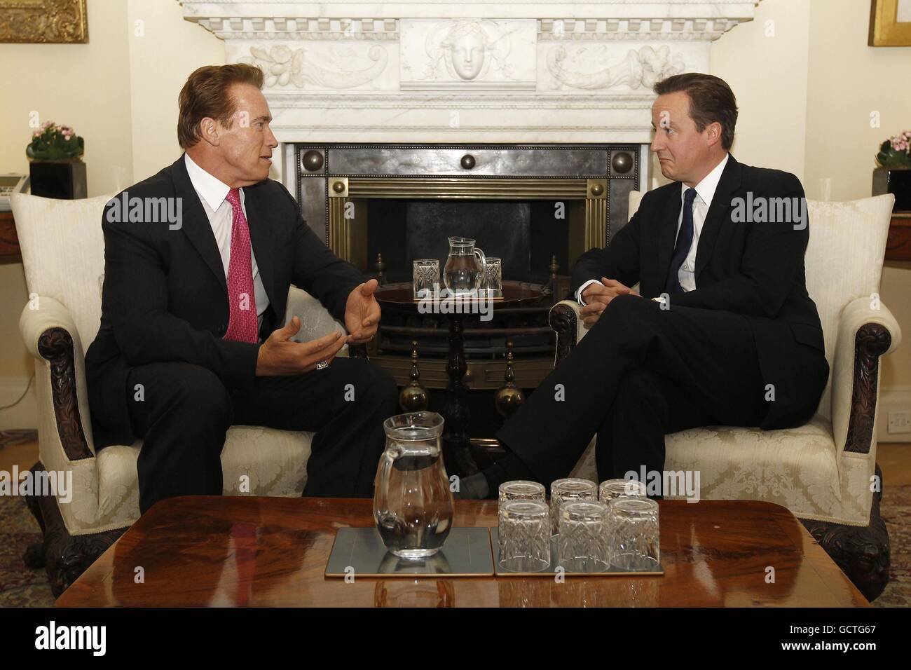 Minister David Cameron (rechts) spricht mit dem Gouverneur von Kalifornien, Arnold Schwarzenegger, in der Downing Street 10 im Zentrum von London. Stockfoto