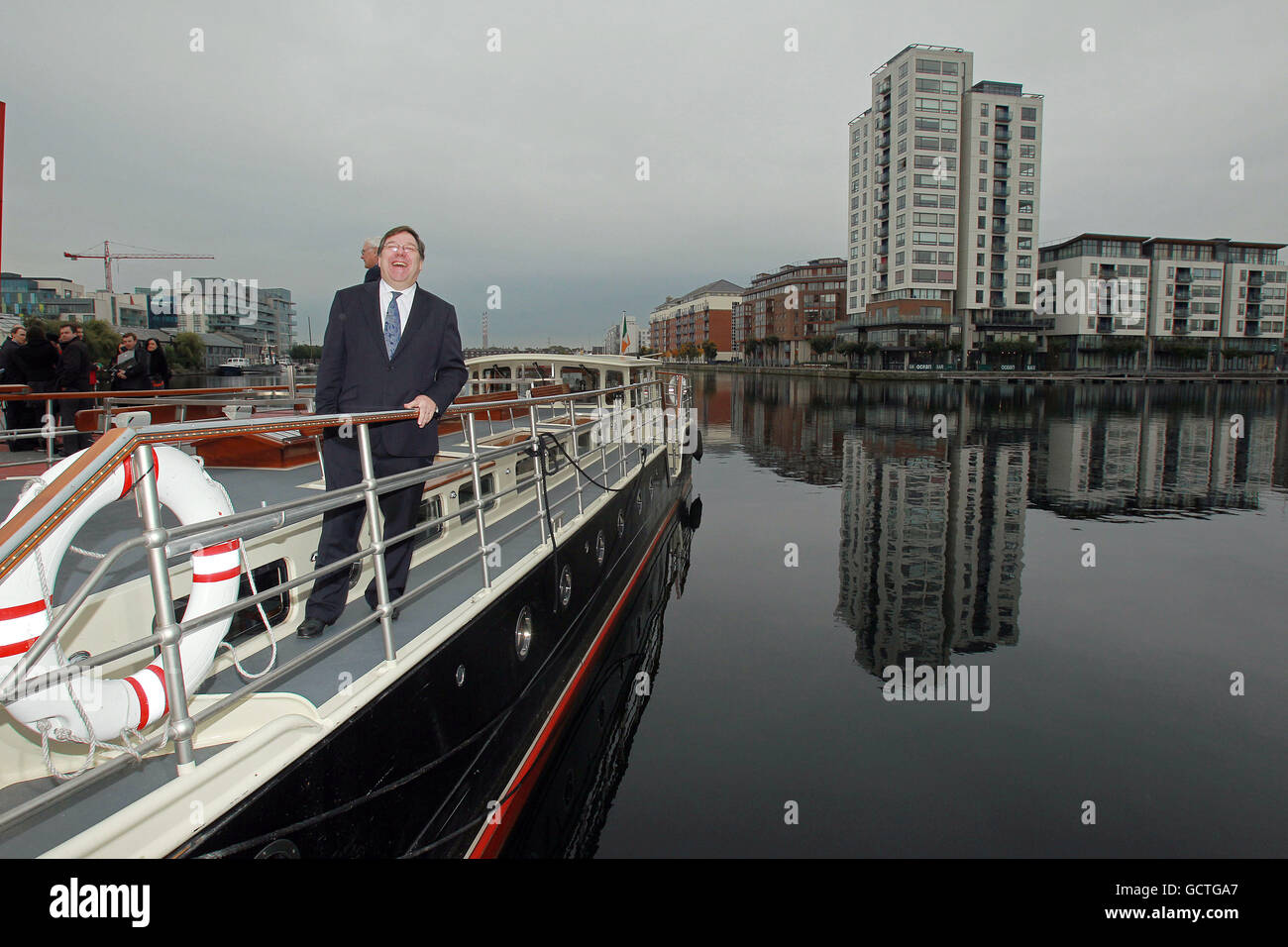 Taoiseach Brian Cowen an Bord eines Lastkahnes am Grand Canal Dock in Dublin, um eine staatliche Förderungsförderung für das Netzwerk von Verwaltungsräten von Grafschaften und Städten anzukündigen, um Hunderte neuer Arbeitsplätze vor Ort zu schaffen. Stockfoto