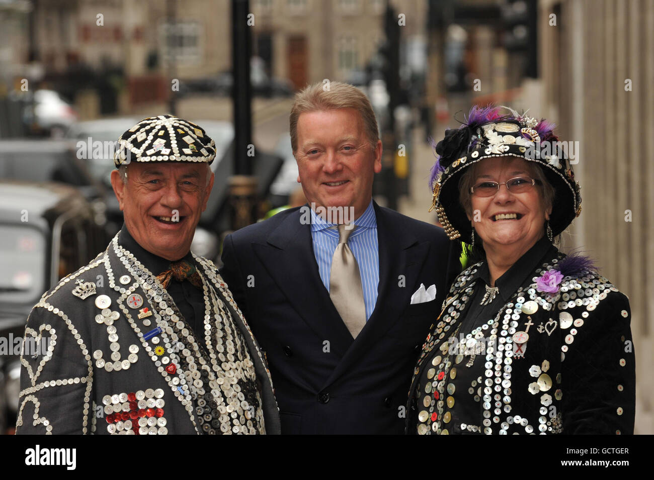 Frank Warren (Mitte) feiert sein 30. Jahr als Boxpromoter mit Peggy und John, dem Pearly King und Queen of Highgate, vor einer Pressekonferenz im Grosvenor House Hotel, Park Lane, London. Stockfoto