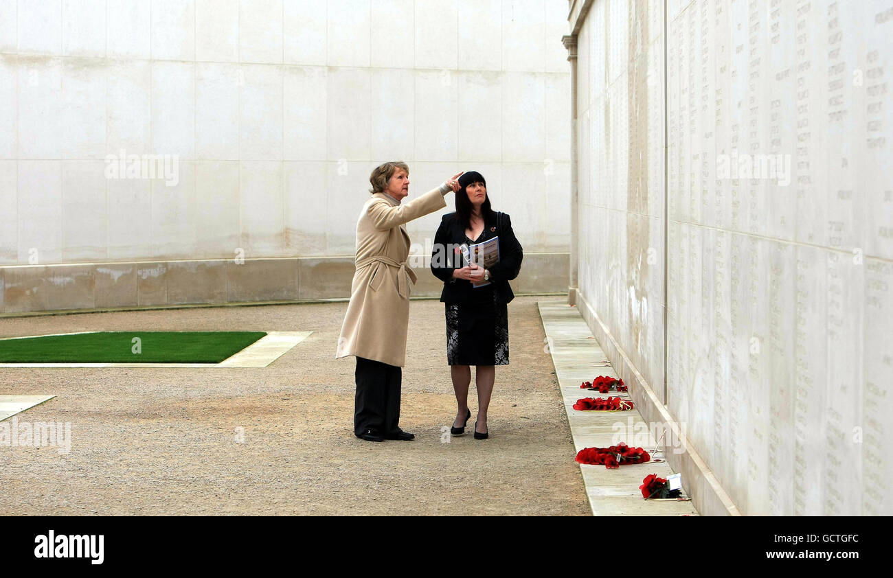 Penelope Keith (links) mit Jacqui Thompson, der Witwe des Senior Aircraftman Gary Thompson. Die BAFTA-siegreiche Schauspielerin, die derzeit in einer Produktion von The Rivals im Theatre Royal in Nottingham zu sehen ist, zeigte ihren Mitbesetzung das 150 Hektar große National Memorial Arboretum in Alrewas, Staffordshire, in ihrer Rolle als Mitglied des Fundraising council. Stockfoto