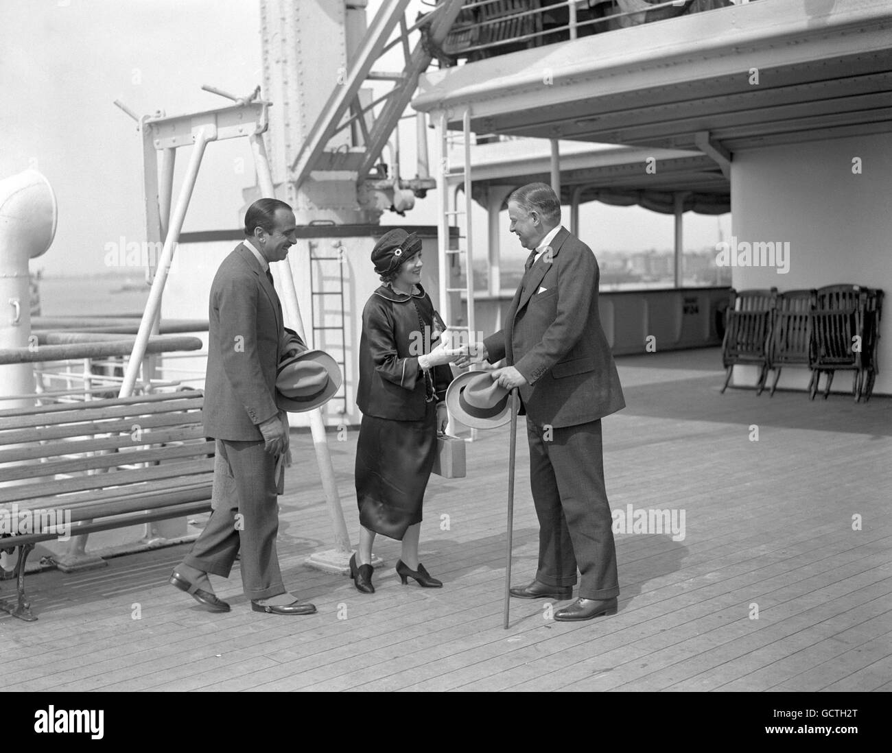 Die berühmten amerikanischen Schauspieler Douglas Fairbanks und Mary Pickford werden bei ihrer Ankunft in Southampton vom britischen Theaterimpresario Charles Blake Cochran begrüßt. Stockfoto