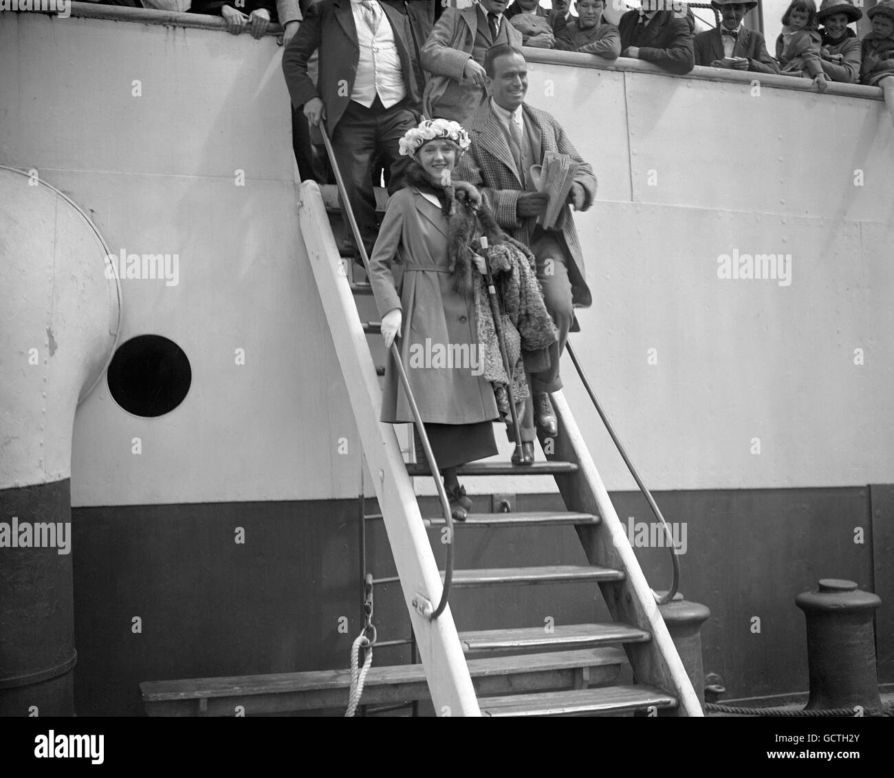Die berühmten amerikanischen Schauspieler Douglas Fairbanks und Mary Pickford bei ihrer Ankunft in Southampton. Stockfoto
