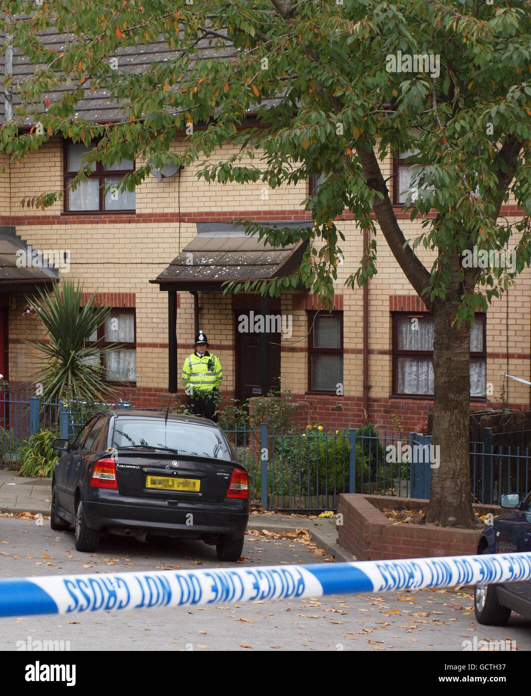 EDITOREN BEACHTEN NUMMERNSCHILD VERPIXELT VON BILDTISCH EINE allgemeine Ansicht der Szene in Cloudsdale Avenue, Bradford, wo eine 23-jährige Frau gestorben ist, nachdem sie auf Feuer hinter einem Haus gefunden wurde. Stockfoto