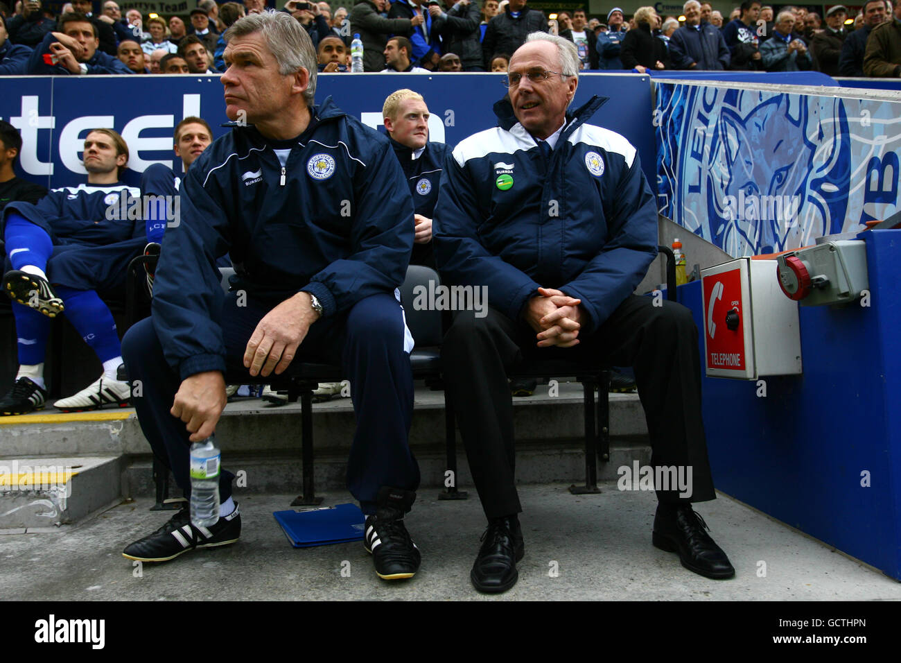 Fußball - npower Football League Championship - Leicester City / Hull City - The Walkers Stadium. Leicester City Manager Sven-Goran Eriksson (rechts) und Assistant Manager Derek Fazackerley in der ausgegraben Stockfoto