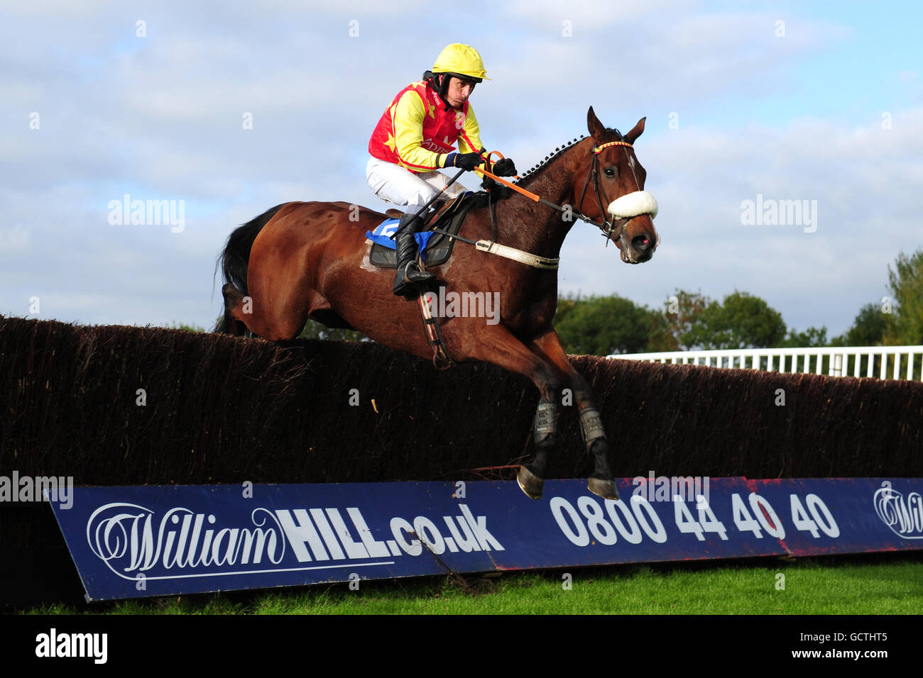 Pferderennen - Huntingdon Racecourse. Silver Bay von Leighton Aspell während der Steeplechase der Huntingdon-Novizen Stockfoto