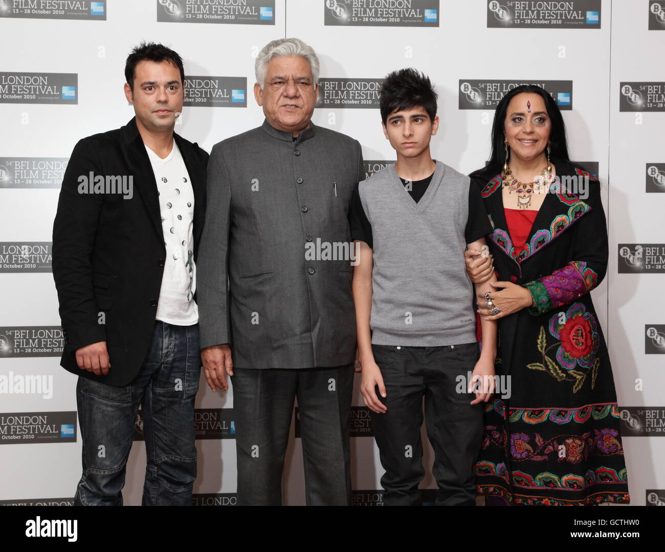 (Von links nach rechts) Emil Marwa, Om Puri, Aquib Khan und Ila Arun Stars des Films West is West nimmt an einer Fotoschau Teil, während des BFI London Film Festival im VUE West End im Zentrum von London. Stockfoto