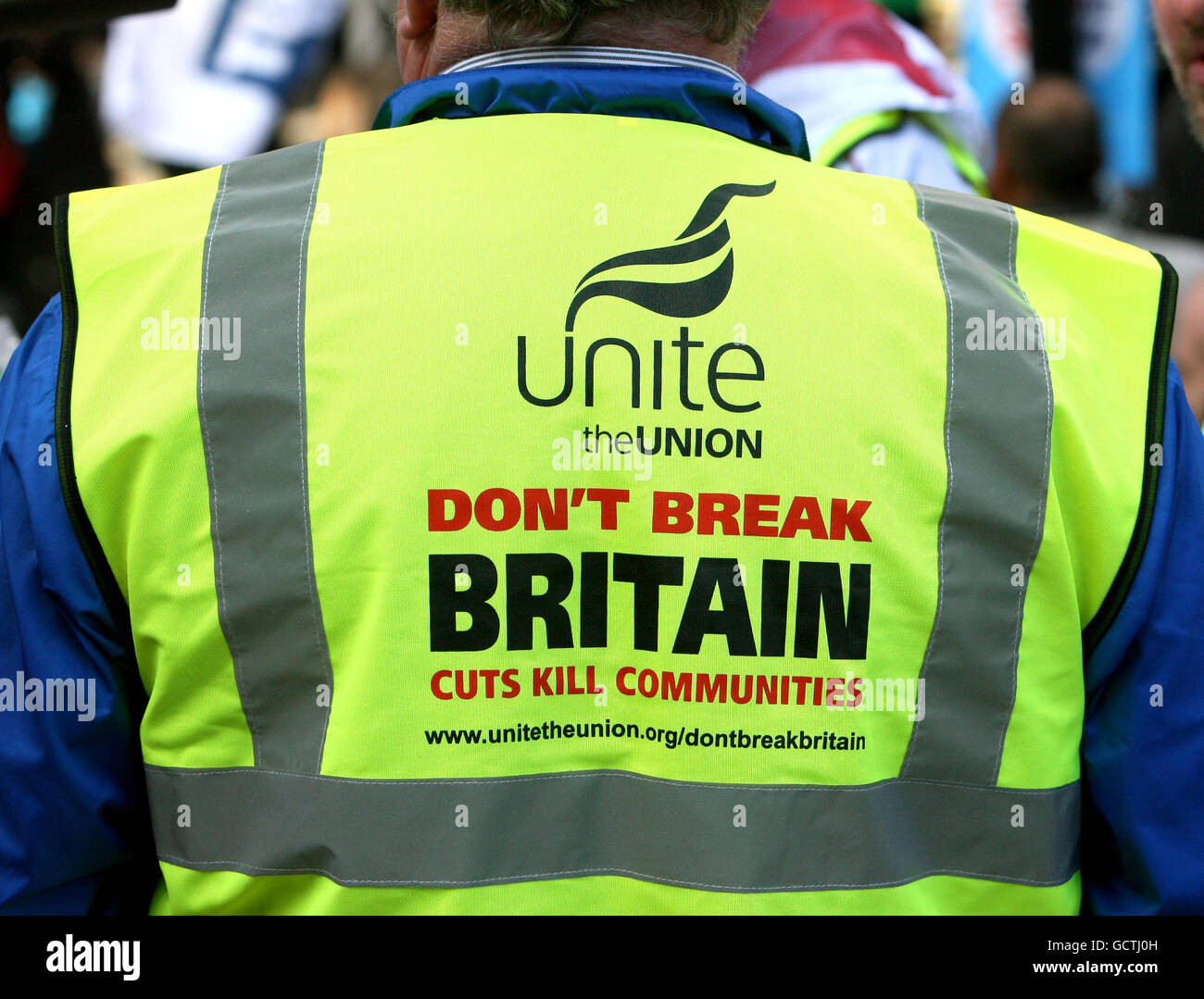 Anti-Kürzungen-Rally. Ein Mitglied der Gewerkschaft Unite bei der Kundgebung „Britannien nicht brechen“ in Westminster, London. Stockfoto