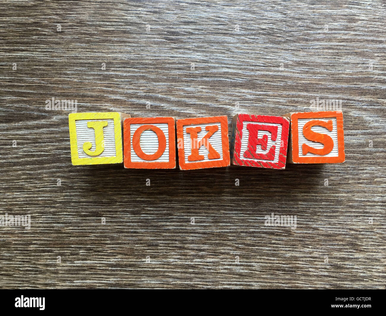 Witze-Wort geschrieben mit Holz-Block schreiben Spielzeug Stockfoto