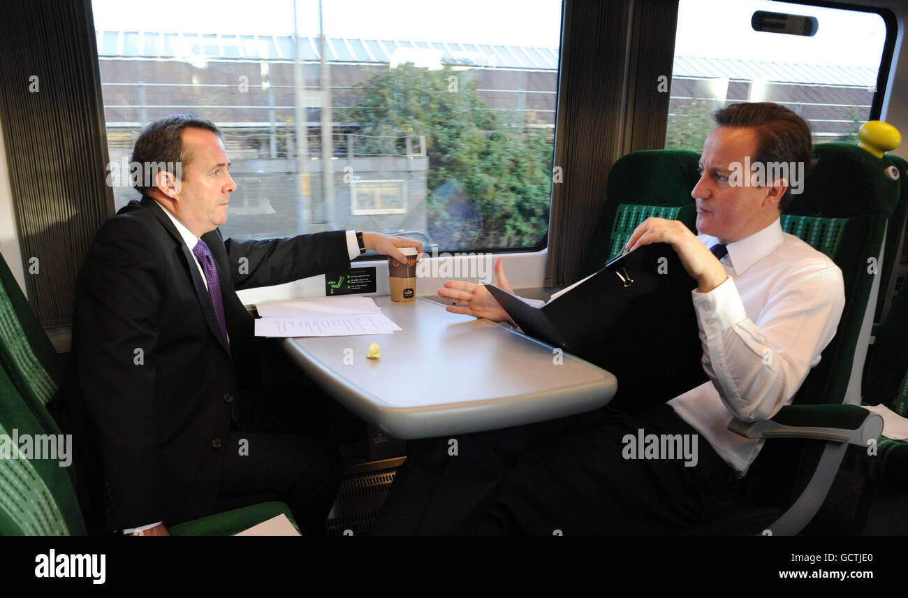 Premierminister David Cameron und Verteidigungsminister Liam Fox nehmen einen Zug zum Ständigen Gemeinsamen Hauptquartier der Streitkräfte in Northwood, nahe London, um von den Leitern der drei Streitkräfte über die aktuellen militärischen Aktivitäten des Vereinigten Königreichs in Afghanistan und anderswo auf der Welt zu informieren. Bevor dem Parlament die Schlussfolgerungen der strategischen Überprüfung der Verteidigung und Sicherheit (SDSR) vorgelegt werden. Stockfoto