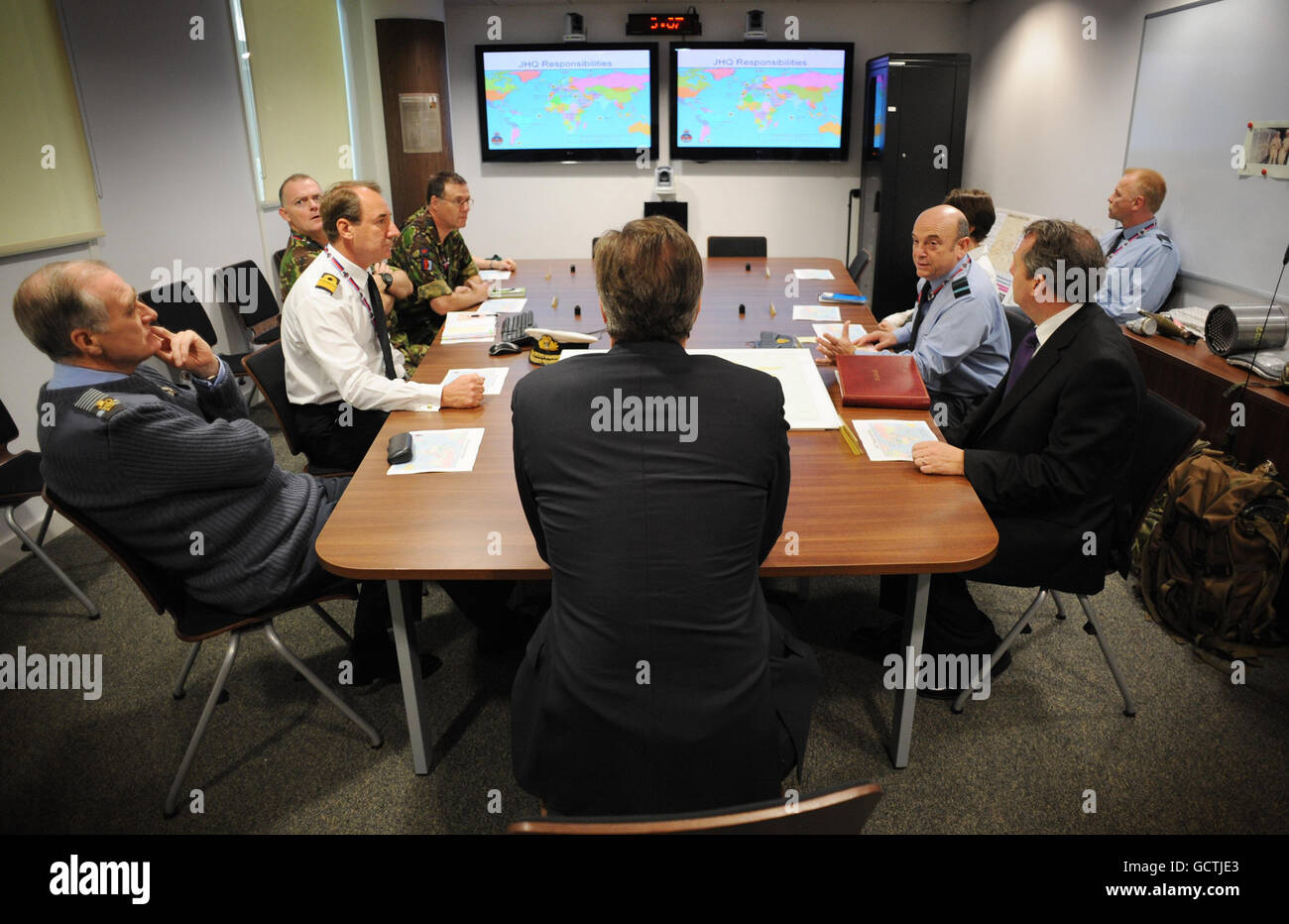 Premierminister David Cameron und Verteidigungsminister Liam Fox werden von den Leitern der drei Streitkräfte über die aktuellen militärischen Aktivitäten des Vereinigten Königreichs in Afghanistan und anderswo auf der Welt auf dem Ständigen, gemeinsamen Hauptquartier in Northwood, nahe London, informiert. Bevor dem Parlament die Schlussfolgerungen der strategischen Überprüfung der Verteidigung und Sicherheit (SDSR) vorgelegt werden. Stockfoto