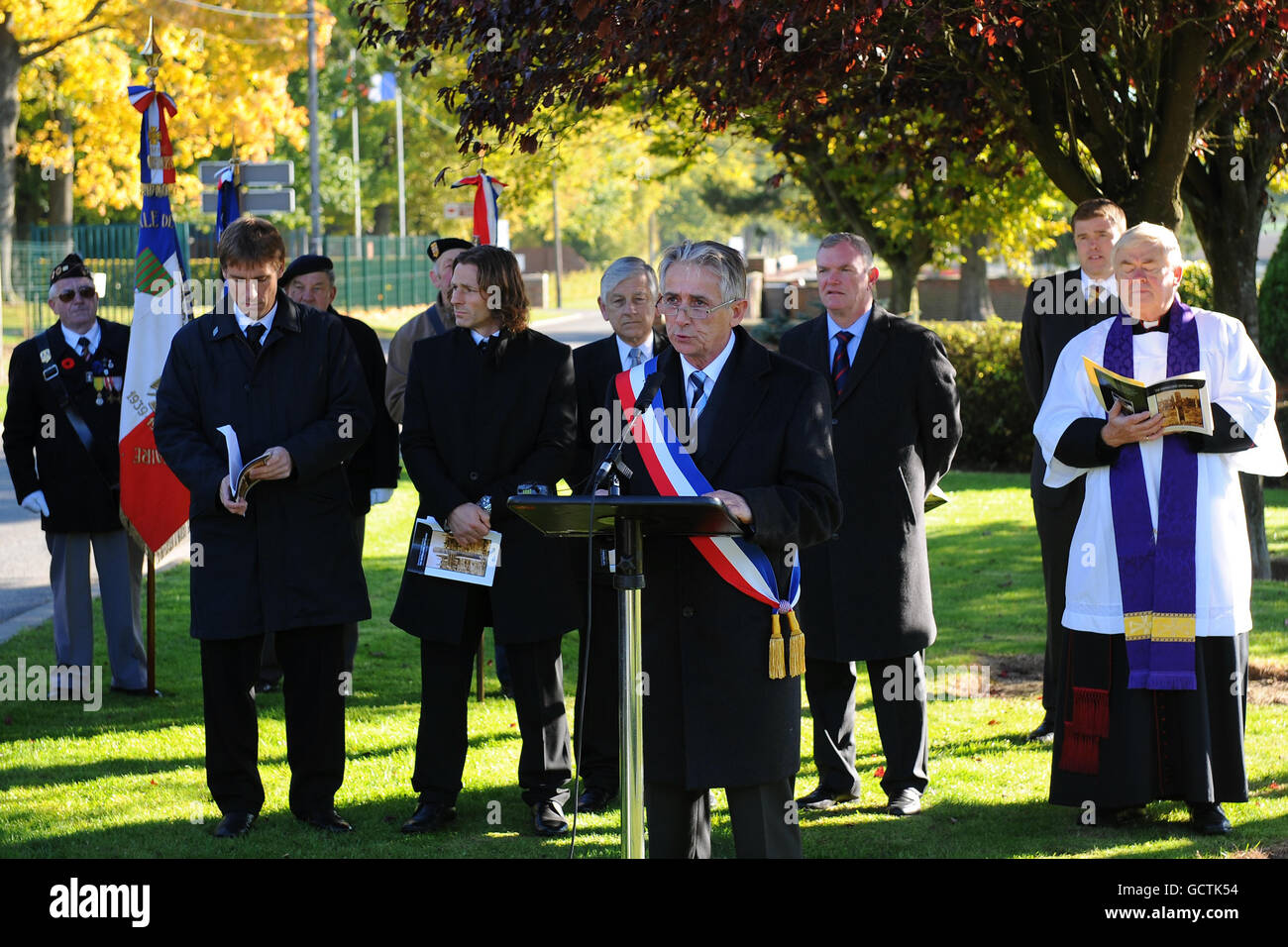 Der Bürgermeister von Longueval, Monsieur Jany Fournier, beim Fußballbataillonen-Denkmal während der Enthüllung des Fußballbataillons in Longueval, Frankreich. Stockfoto