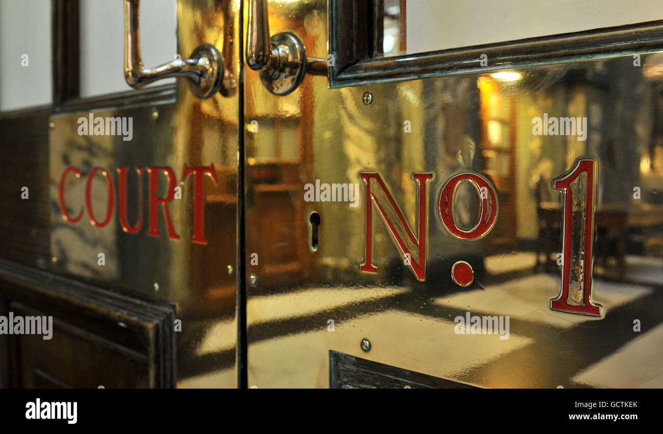 Die Türen zum Gericht Nummer 1 in der Grand Hall des Central Criminal Court, auch bekannt als The Old Bailey, im Zentrum von London. Stockfoto