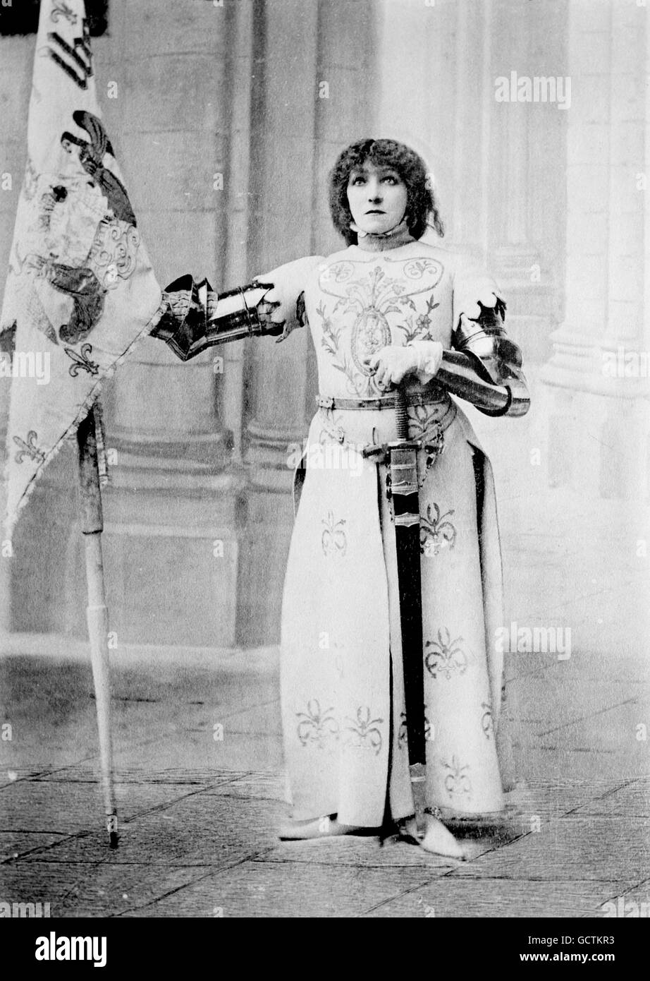 Die französische Schauspielerin Sarah Bernhardt (1844-1923) als Johanna von Orléans (Jeanne d ' Arc). Foto von Bain News Service, c.1898. Stockfoto