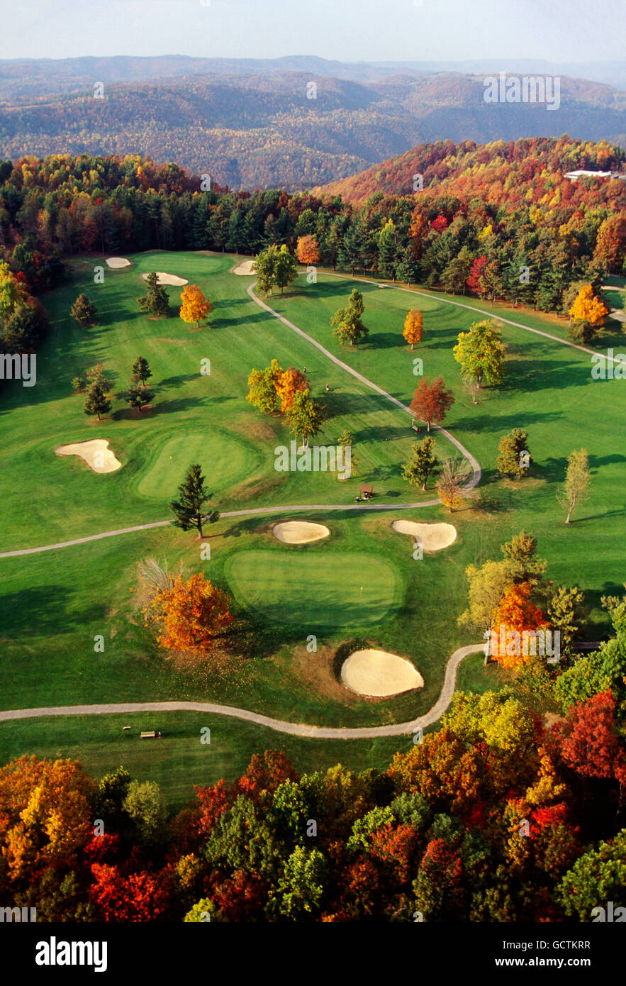Luftaufnahme der Golfplatz & Herbstlaub; Pipestem Resort State Park; West Virginia; USA Stockfoto