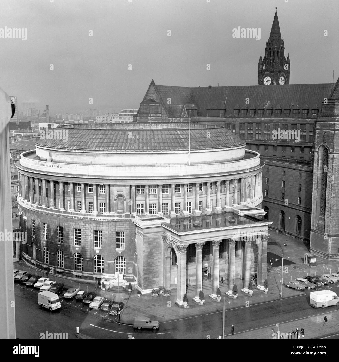 Ein beeindruckendes Gebäude mit korinthischem Portikus und Kolonnaden aus römischen dorischen Säulen ist der spektakuläre Wissenskreis von Manchester, die Central Library, die 1934 auf dem Petersplatz eröffnet wurde. Stockfoto