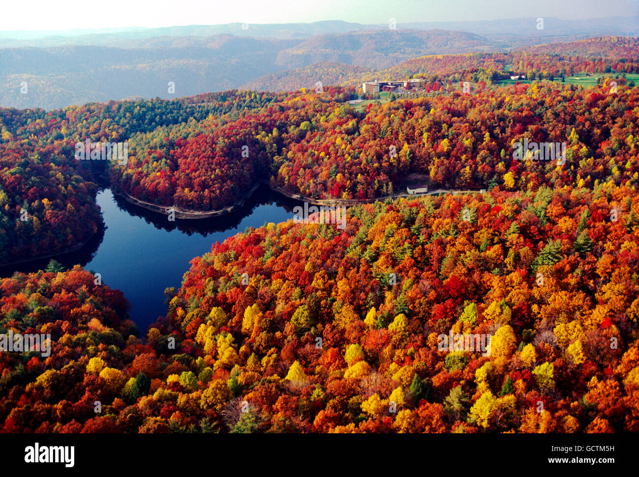 Luftaufnahme von Herbstlaub; Long Branch See & McKeever Lodge; Pipestem Resort State Park; West Virginia; USA Stockfoto