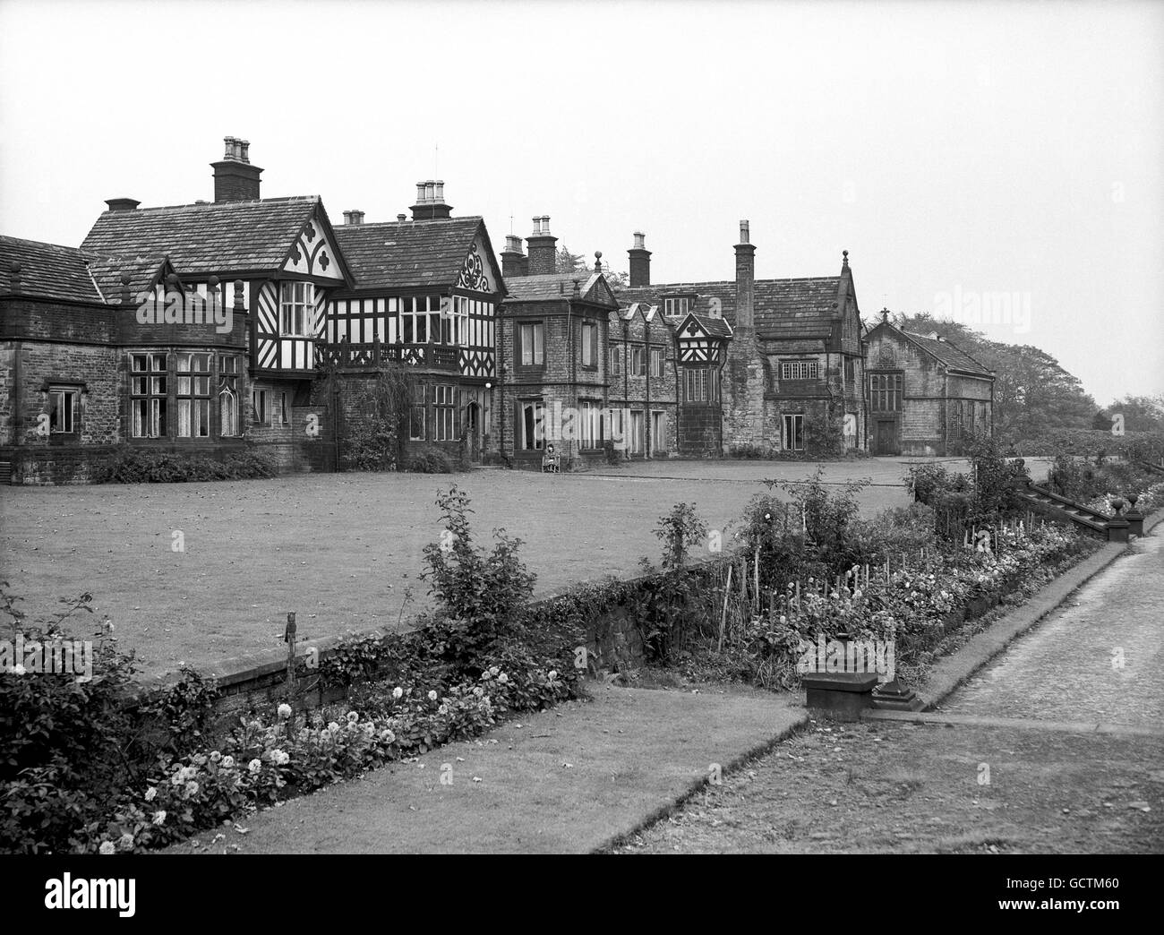 Historische Smithills Hall in Bolton, Lancashire. Der älteste Teil des Hauses ist der große Saal, der Ende des 14. Jahrhunderts erbaut wurde. Es war der Schauplatz der Untersuchung von George Marsh, dem protestantischen Märtyrer, der 1555 auf dem Scheiterhaufen in Chester verbrannt wurde, und seit langem ist das Haus ein Wallfahrtsort. Stockfoto