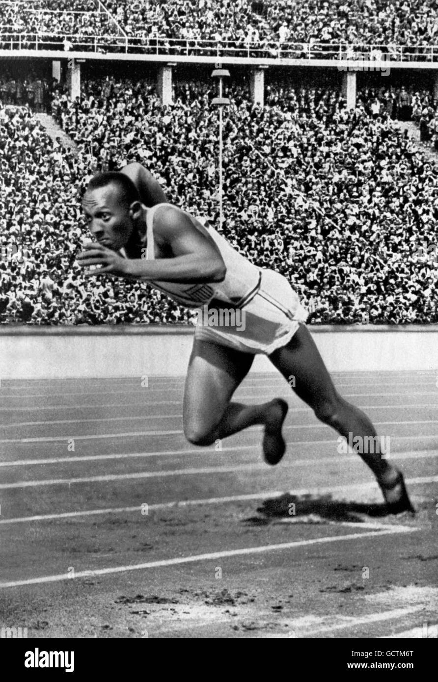 Jesse Owens zu Beginn seiner rekordverdächtigen 200m-Lauf bei den Olympischen Spielen 1936 in Berlin. Stockfoto