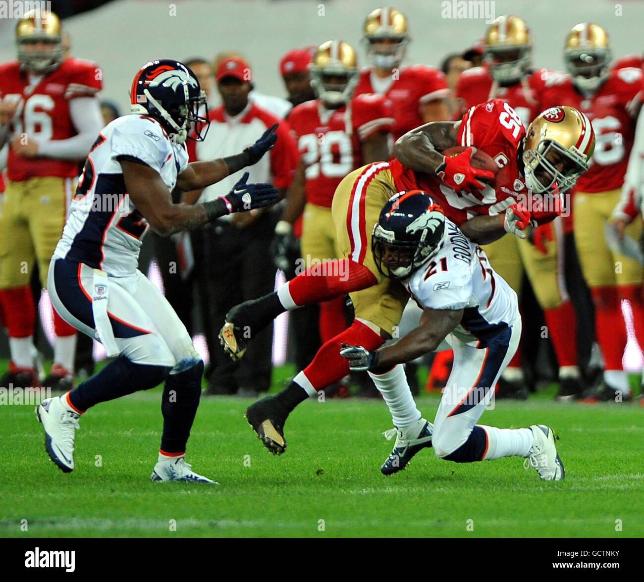 San Francisco 49ers Vernon Davis (oben rechts) wird von Denver Broncos Andre Goodman (unten rechts) während des NFL-Spiels im Wembley Stadium, London, angegangen. Stockfoto