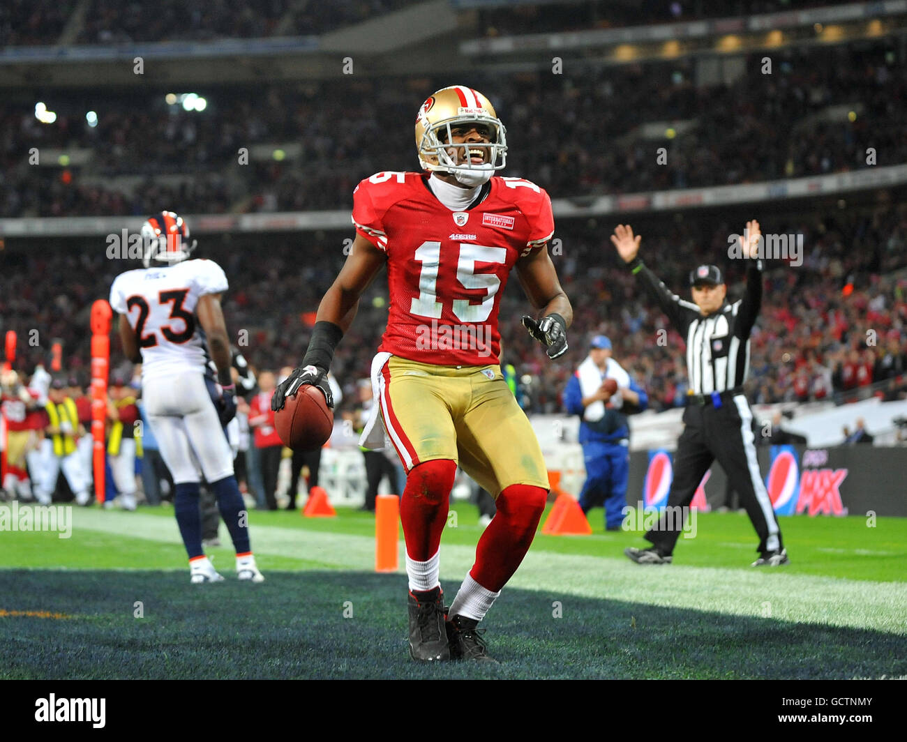 American Football - NFL - San Francisco 49ers / Denver Broncos - Wembley Stadium. Die 49er von San Francisco Michael Crabtree läuft ein, um während des NFL-Spiels im Wembley Stadium, London, den zweiten Touchdown seiner Teams zu erzielen. Stockfoto