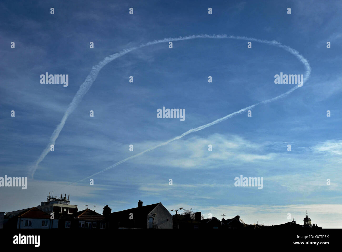 Eine ungewöhnliche Dampfspur hängt am Himmel über Taunton, Somerset, wo es scheint, ein Flugzeug hat sich zurück auf sich selbst geschlungen und eine "U"-Kurve getan. Stockfoto