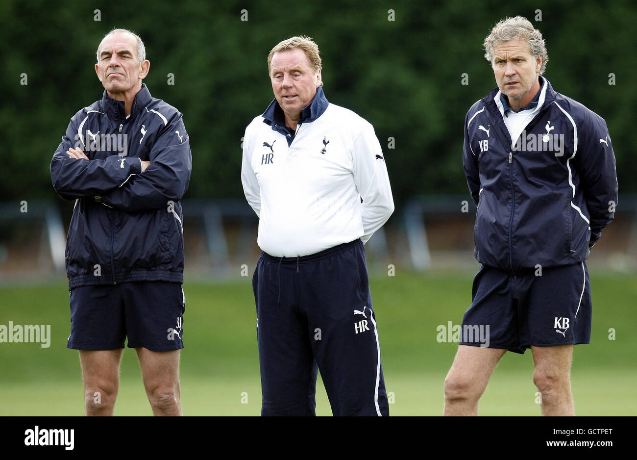 Tottenham erster Teamtrainer Joe Jordan (links), Manager Harry Redknapp (Mitte) und Assistenzmanager Kevin Bond während des Trainings in der Spurs Lodge, London. Stockfoto