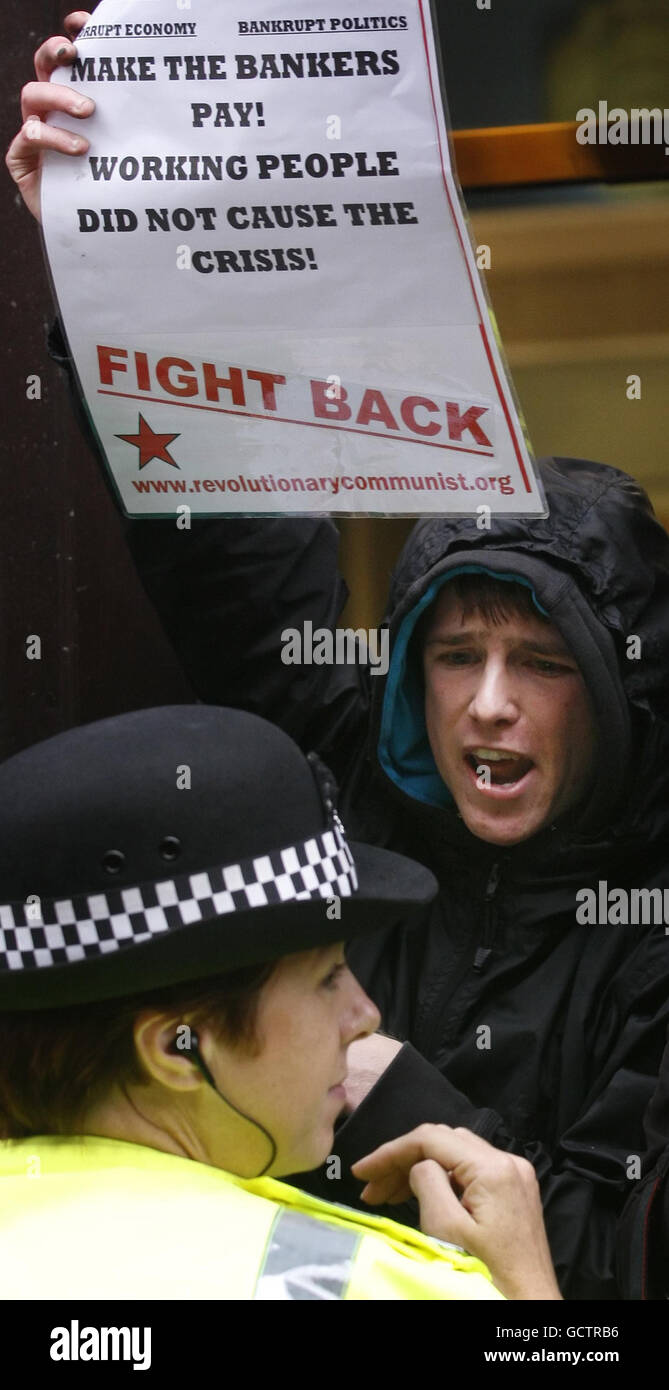 Mitglieder der Community Kampagne Gruppe Bürger vor einer Filiale der Royal Bank of Scotland in Glasgow nach einer Besetzung der Bank durch die Gruppe vereint. Stockfoto
