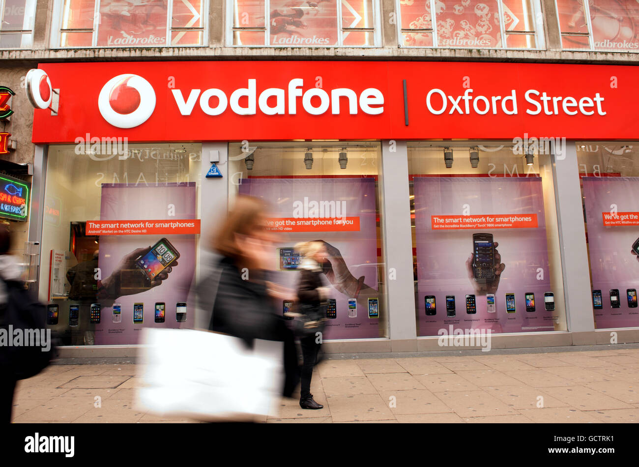 Ein allgemeiner Blick auf den vodafone Store in der Oxford Street, London Stockfoto