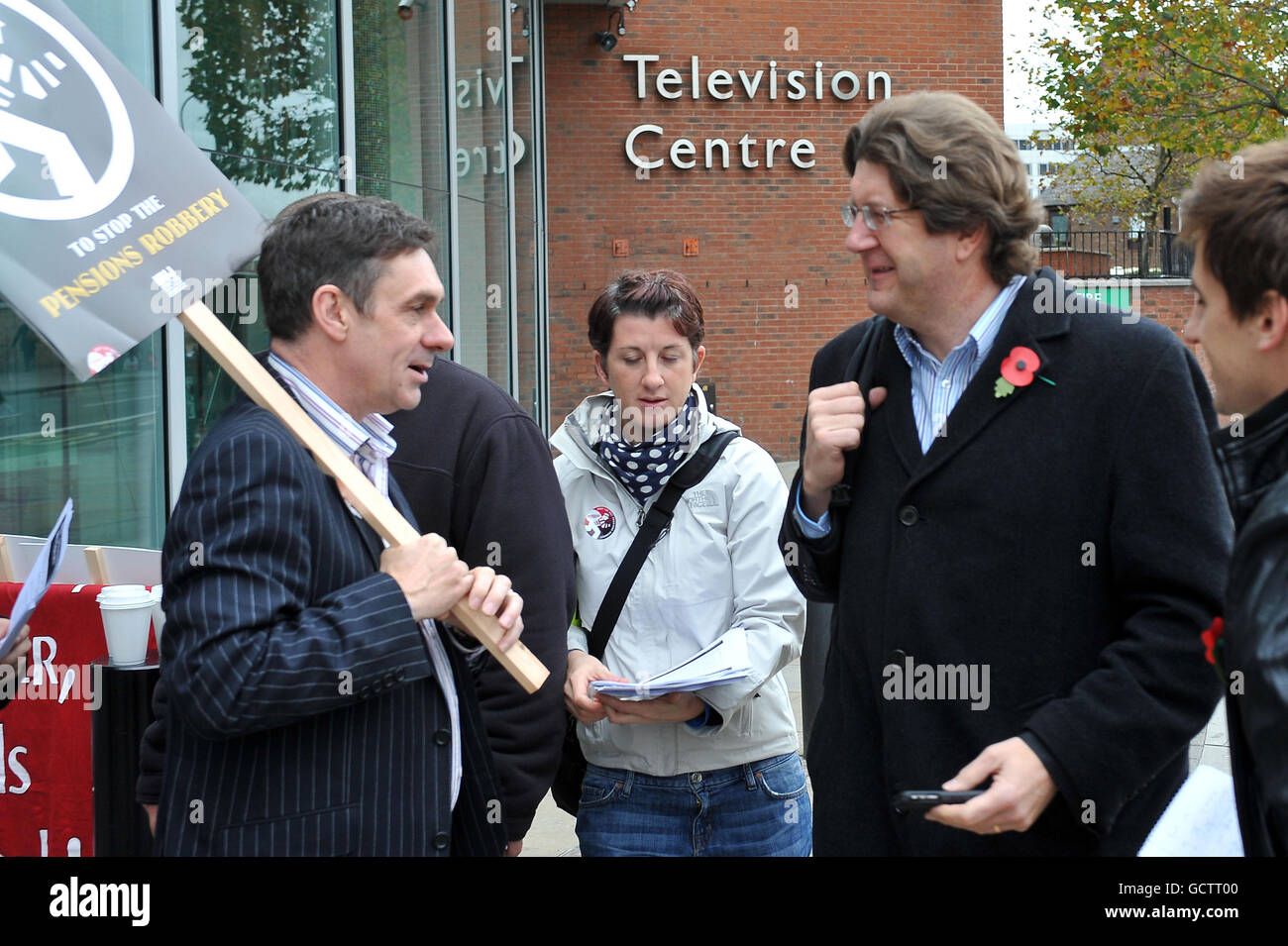 Paul Mason, Wirtschaftsredakteur bei Newsnight, (links) konfrontiert den stellvertretenden Generaldirektor Mark Byford (rechts) auf der Streikposten vor dem BBC Television Center, London. Stockfoto