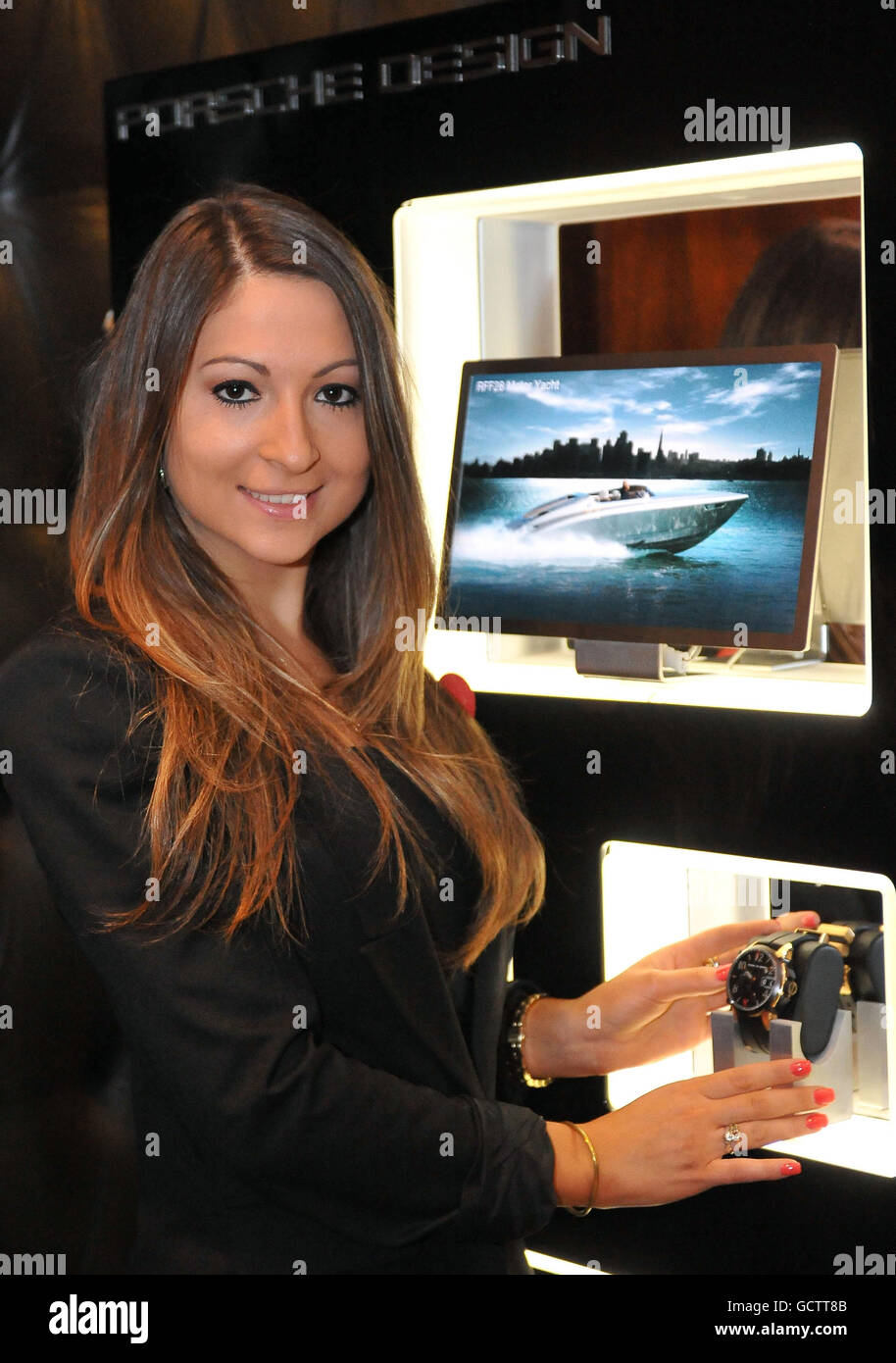 Bethani Stainfield-Bruce enthüllt einen exklusiven Porsche Design Adventskalender für 1 Million Dollar, der in Harrods in London zum Verkauf kommt. Stockfoto