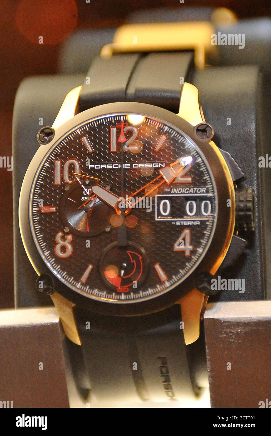 Eine Chronographenuhr, eines der Geschenke, die in einem exklusiven Porsche Design Adventskalender im Wert von 1 Million Dollar enthalten sind, der bei Harrods in London zum Verkauf kommt. Stockfoto