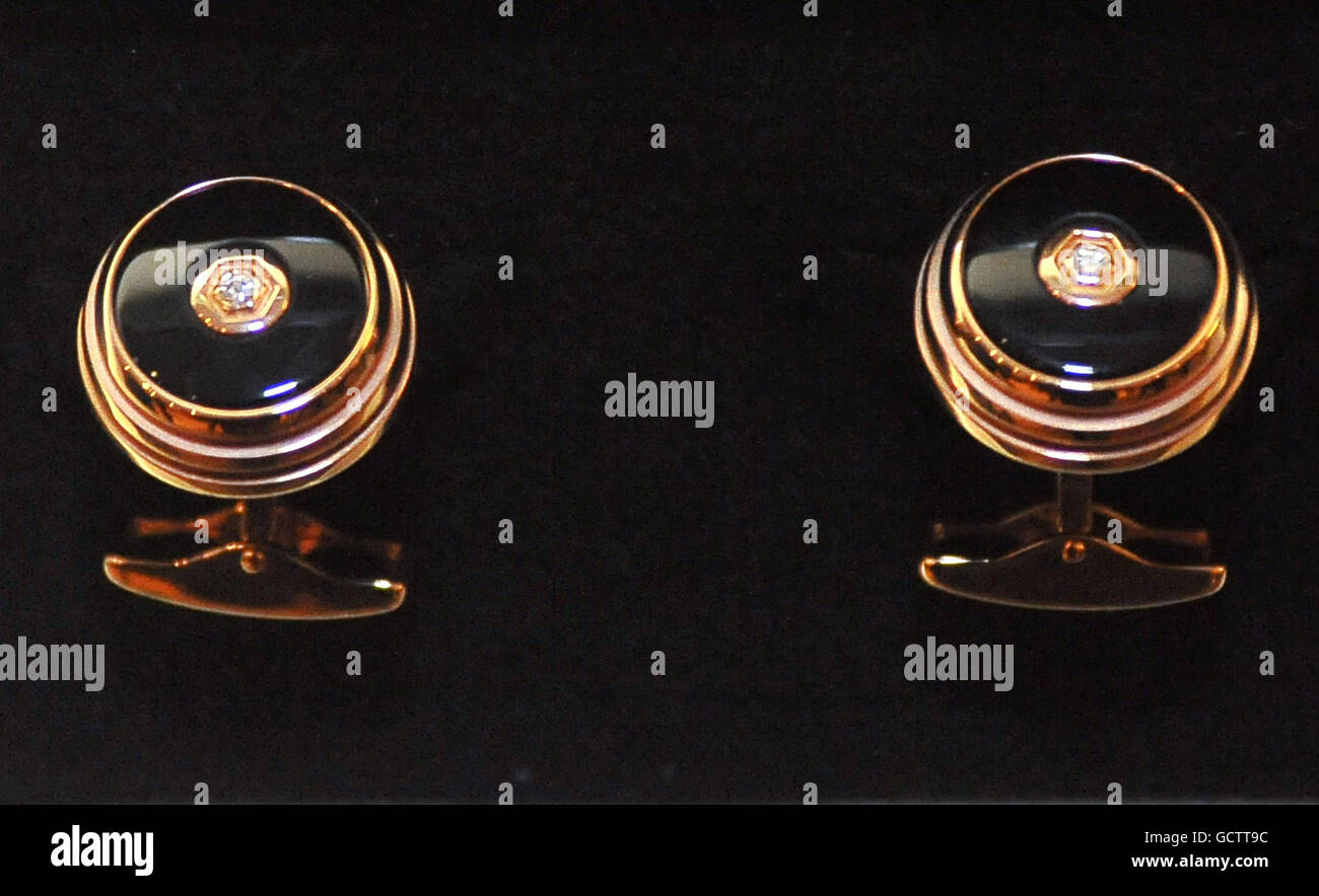 Ein Paar Manschettenknöpfe, eines der Geschenke, die in einem exklusiven Porsche Design Adventskalender im Wert von 1 Million Dollar vorgestellt werden, der bei Harrods in London erhältlich ist. Stockfoto