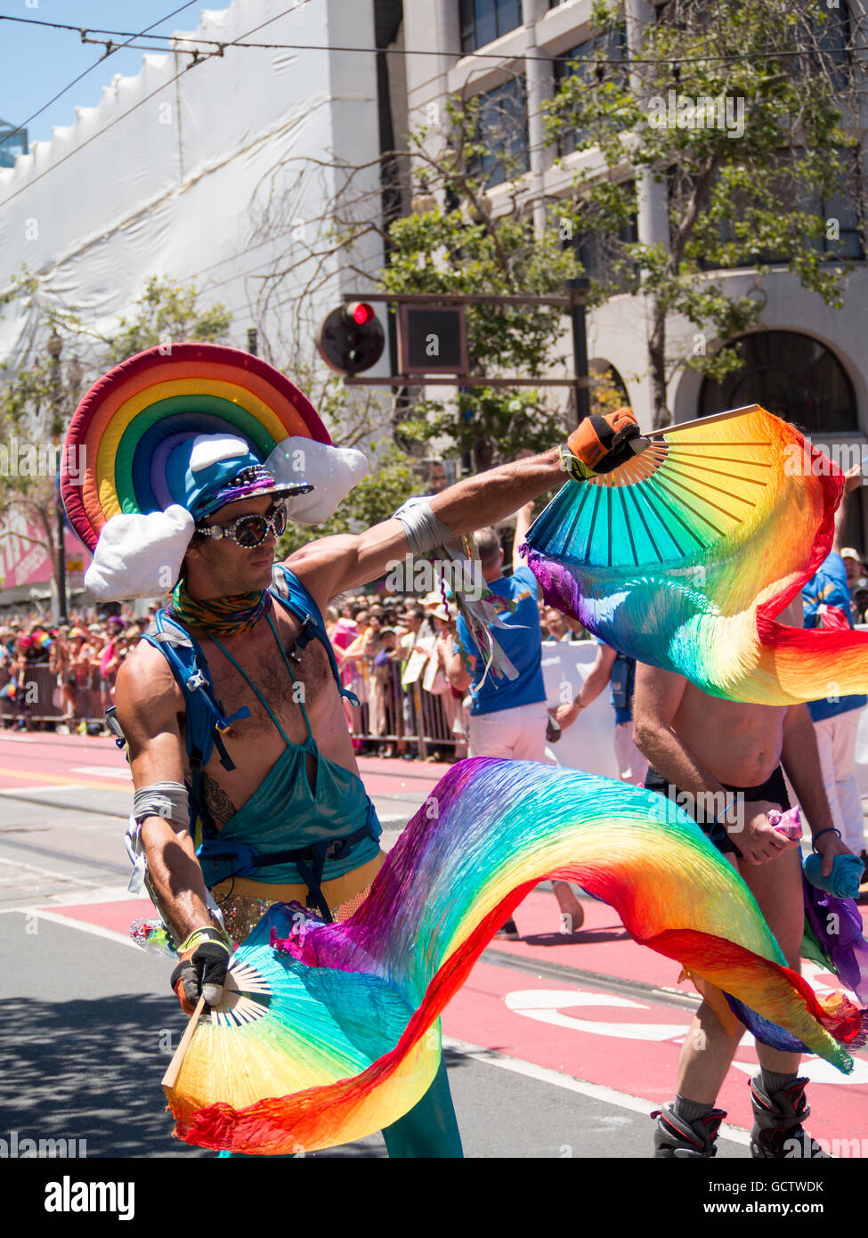 Mann in einem bunten Kostüm in San Francisco Pride Parade 2016 Stockfoto
