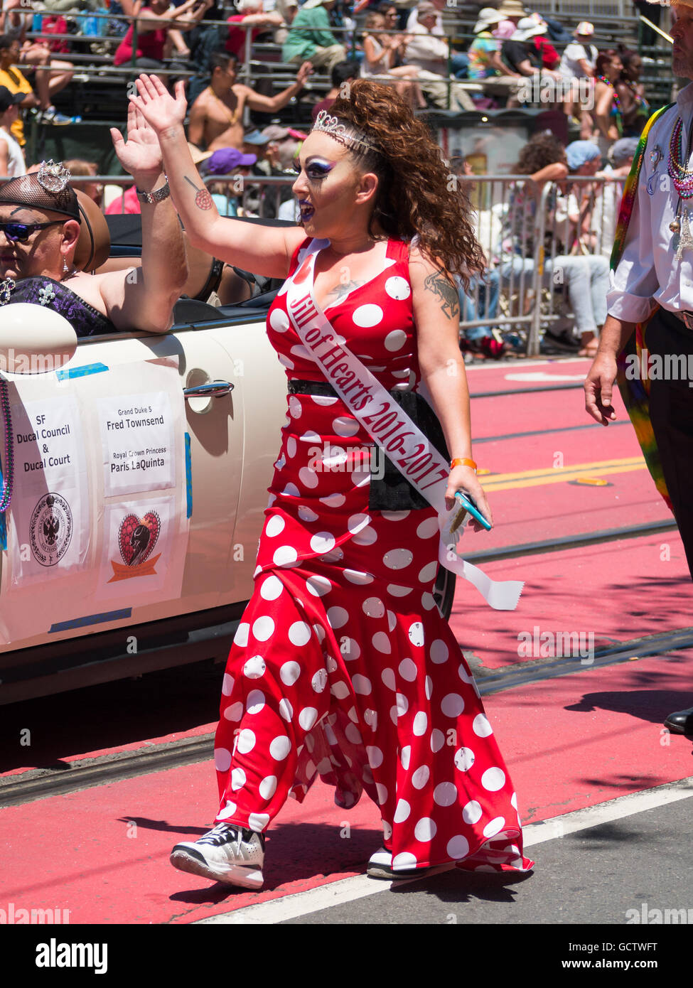 Jill Herzen 2015-2016 Wellen auf die Menschenmenge in San Francisco Pride Parade 2016 Stockfoto