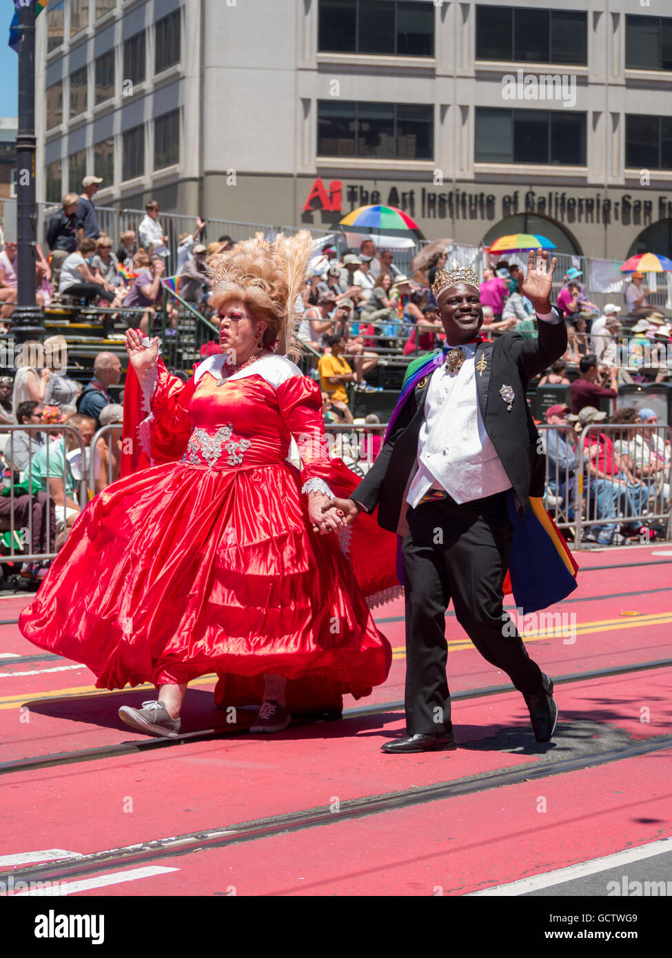 Der Großherzog und die Großherzogin von San Francisco Welle auf die Menschenmenge in San Francisco Pride Parade 2016 Stockfoto