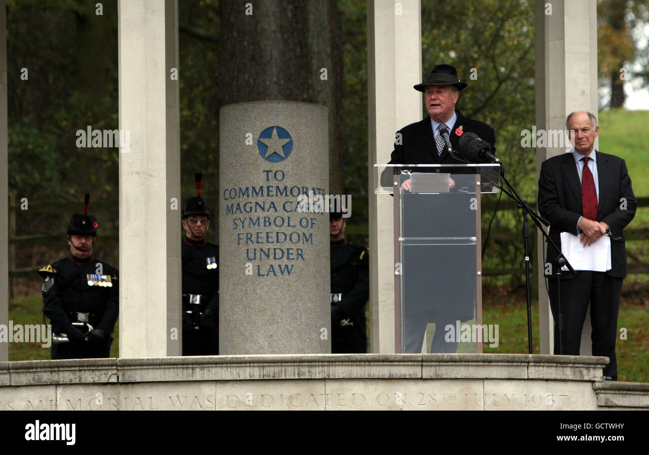 Justizminister Kenneth Clarke sprach zum Auftakt der fünfjährigen Feierlichkeiten in Runnymede, Surrey, anlässlich des 800. Jahrestages der Unterzeichnung der Magna Carta. Stockfoto