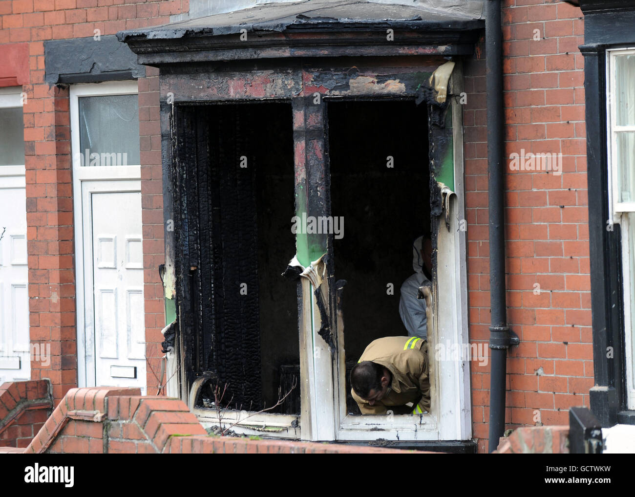 Hausbrand tötet 3 Kinder. Forensische Beamte am Ort eines Hausbrands in Bridlington, East Yorkshire, wo drei Kinder starben. Stockfoto