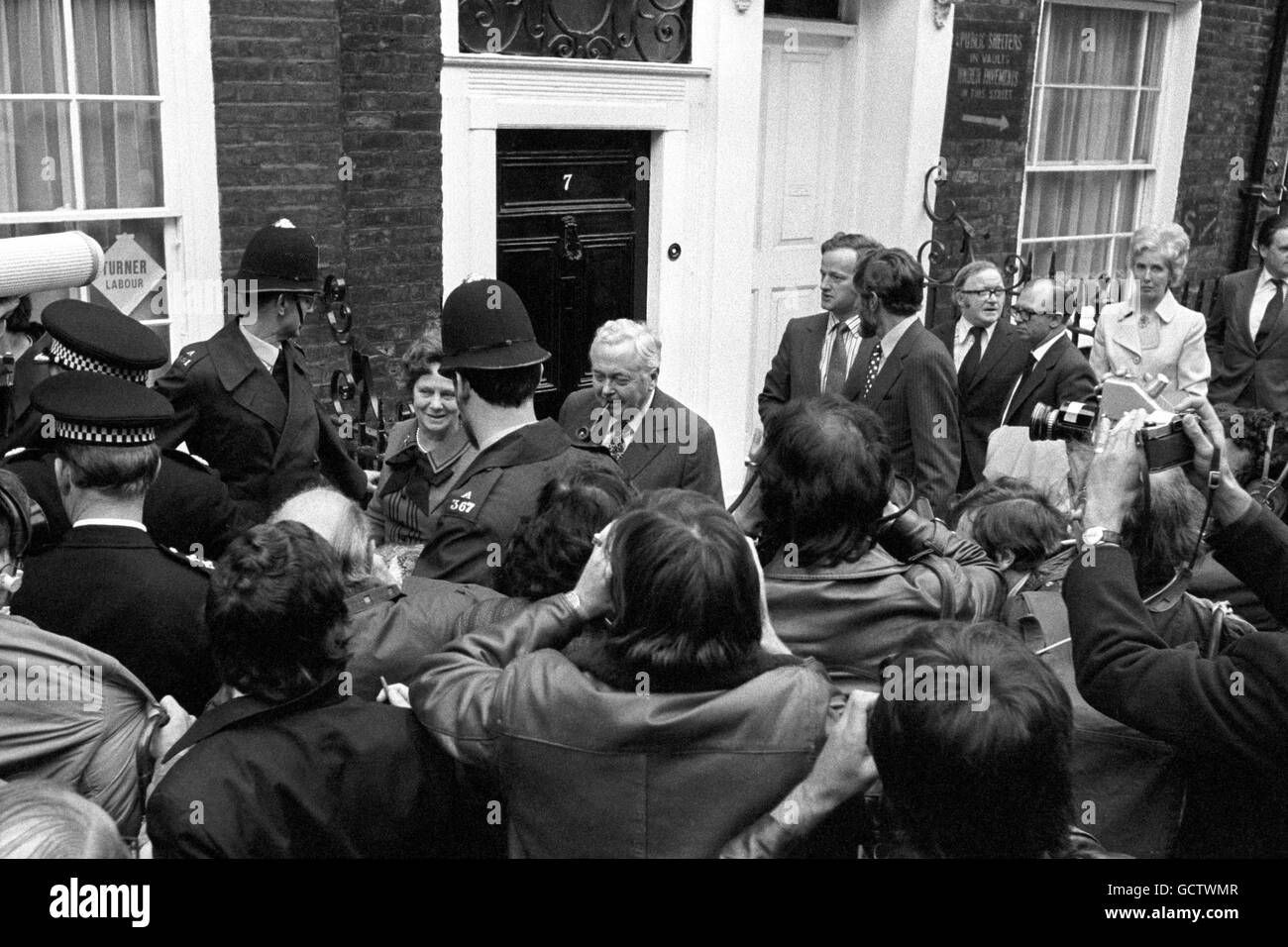 Harold Wilson und seine Frau Mary kommen in ihrem Haus in der Lord North Street in Westminster an, nachdem sie aus dem Wahlkreis Huyton des Premierministers zurückgeflogen waren, wo er bei den Parlamentswahlen mit einer größeren Mehrheit zurückgebracht worden war. Extreme Rechte ist Lady Marcia Falkender, Wilsons persönliche und politische Sekretärin. Stockfoto