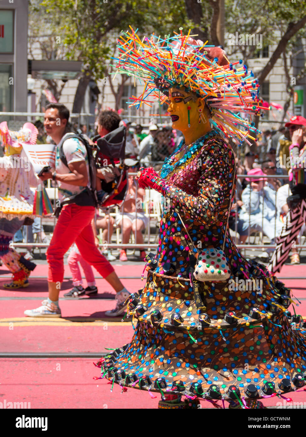 Mann in Frauenkleidern in einem bunten Kostüm Paraden in San Francisco Pride Parade 2016 Stockfoto